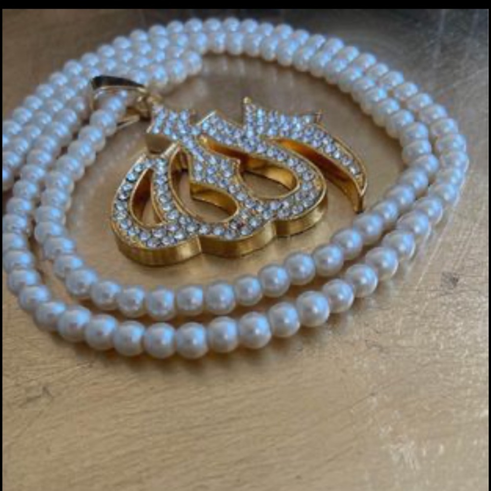 Gorgeous gold plated pendant new